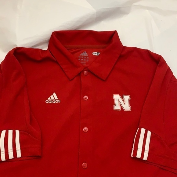 MEN’S Adidas Red Nebraska Cornhusker Button Down Short Sleeve Logo Shirt Size L - Picture 1 of 6